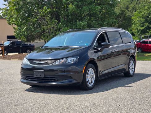 Used 2020 Chrysler Voyager Lxi FWD image 11