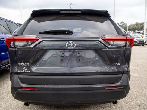 Used 2020 Toyota RAV4 LE image 9