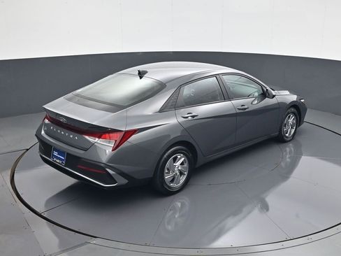 Certified 2024 Hyundai Elantra SE image 17