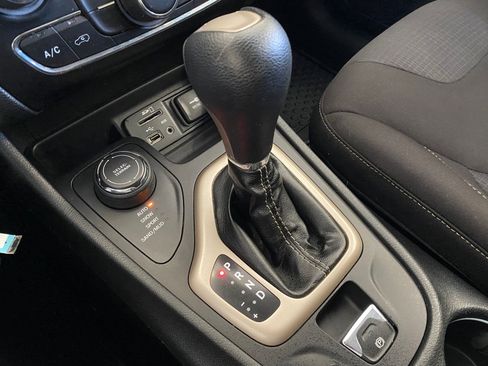 Used 2015 Jeep Cherokee Latitude w/ Cold Weather Group image 18