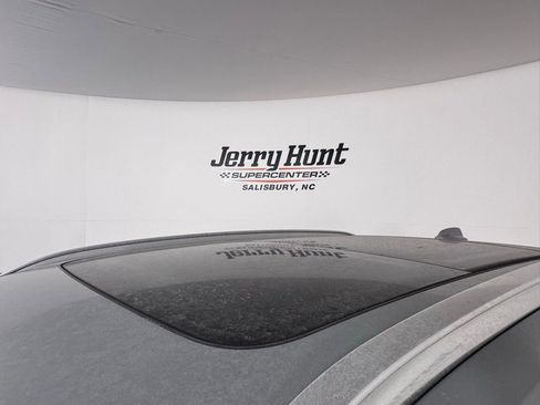 Used 2024 Volvo XC40 B5 Core image 6