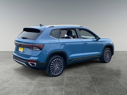 Used 2025 Volkswagen Taos SE image 5