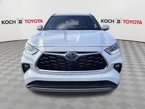 Used 2023 Toyota Highlander Platinum image 2