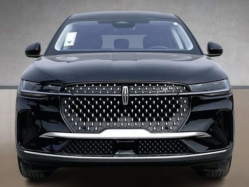 Used 2025 Lincoln Nautilus Premier image 3