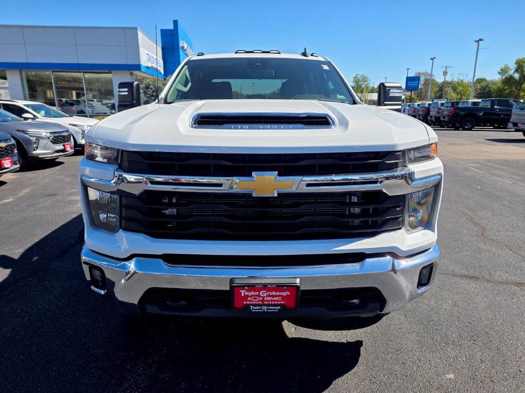 Used 2025 Chevrolet Silverado 3500 LT w/ Convenience Package AWD/4WD image 3
