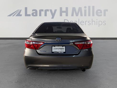Used 2017 Toyota Camry SE w/ Moonroof Package FWD image 4