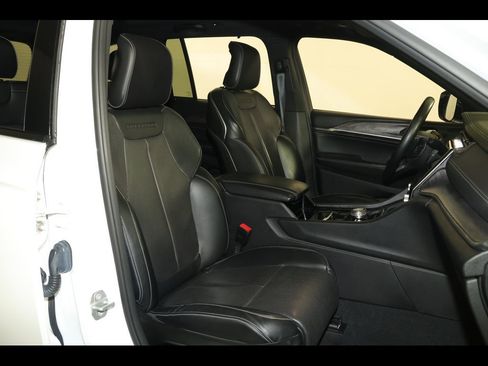 Used 2022 Jeep Grand Cherokee Overland w/ Luxury Tech Group IV image 34