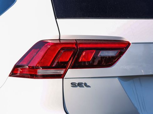 Used 2022 Volkswagen Tiguan SEL R-Line image 8