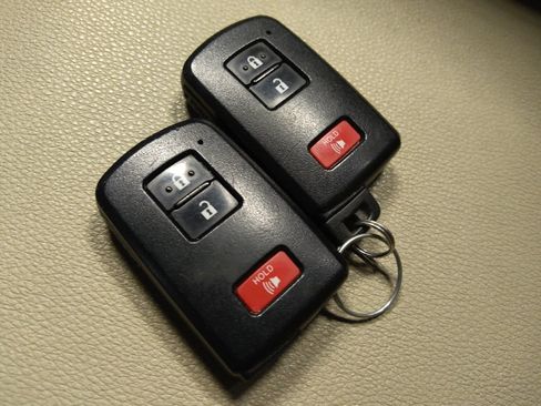 Used 2021 Toyota 4Runner SR5 Premium w/ Moonroof Package RWD image 32