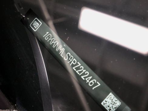 Used 2023 GMC Acadia SLT w/ LPO, Floor Liner Package image 36