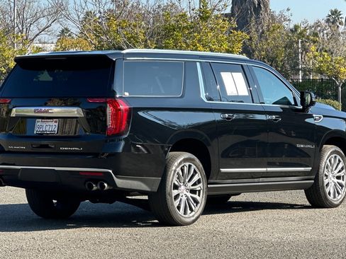 Used 2022 GMC Yukon XL Denali image 3