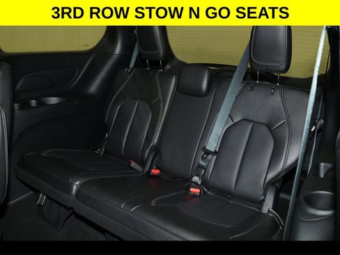 Used 2025 Chrysler Pacifica Select image 11