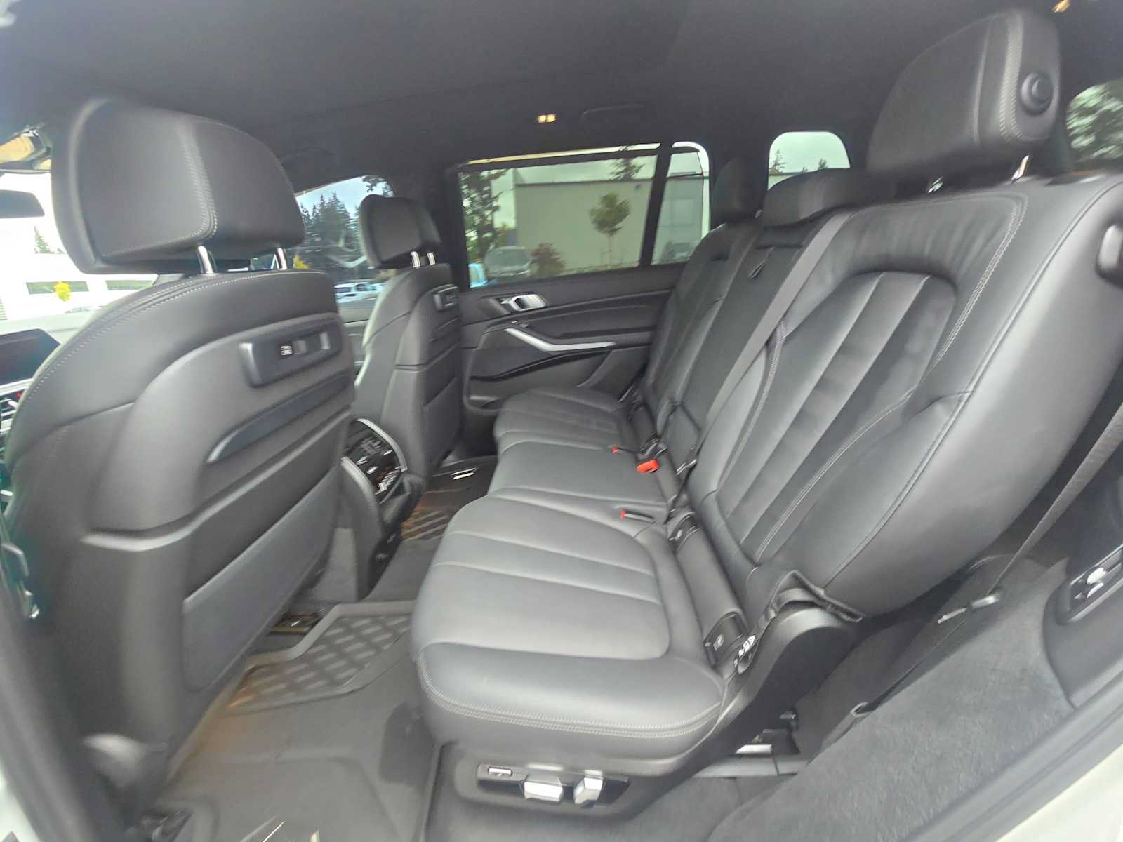 Used 2022 BMW X7 xDrive40i w/ Executive Package AWD/4WD image 16