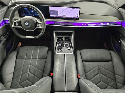 Used 2025 BMW i7 xDrive60 w/ Premium Package image 18