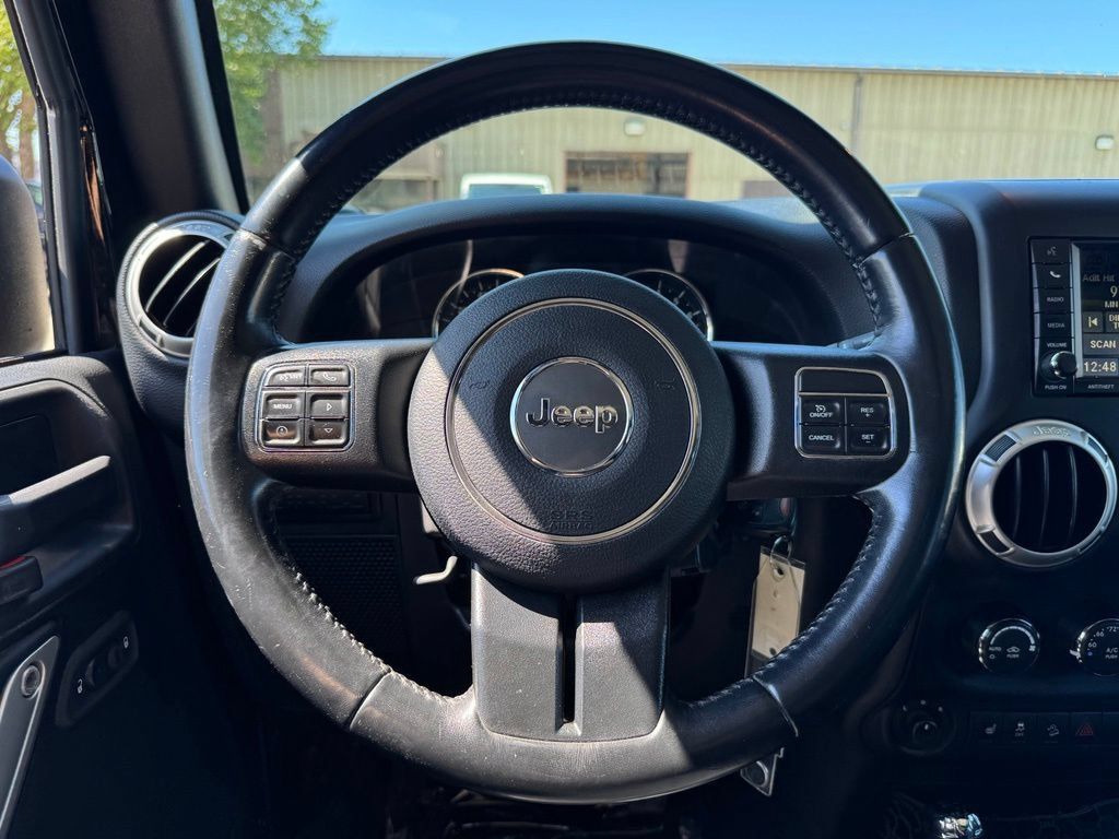 Used 2016 Jeep Wrangler Unlimited Rubicon w/ Dual Top Group AWD/4WD image 28