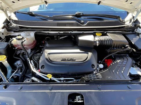 Certified 2024 Chrysler Pacifica Touring-L image 9