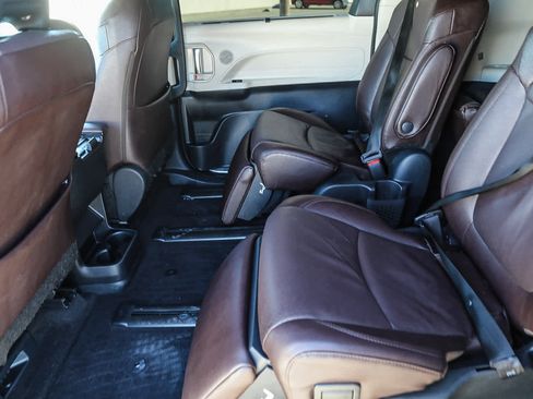 Certified 2023 Toyota Sienna Platinum image 18
