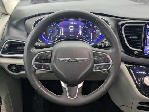 Used 2022 Chrysler Pacifica Touring-L FWD image 22
