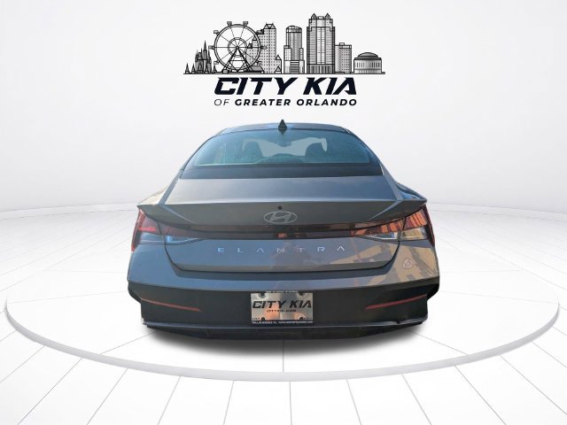 Used 2026 Hyundai Elantra SE FWD image 5