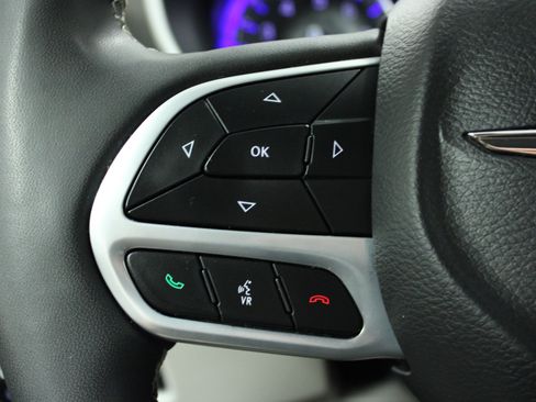 Used 2024 Chrysler Pacifica Touring-L FWD image 21