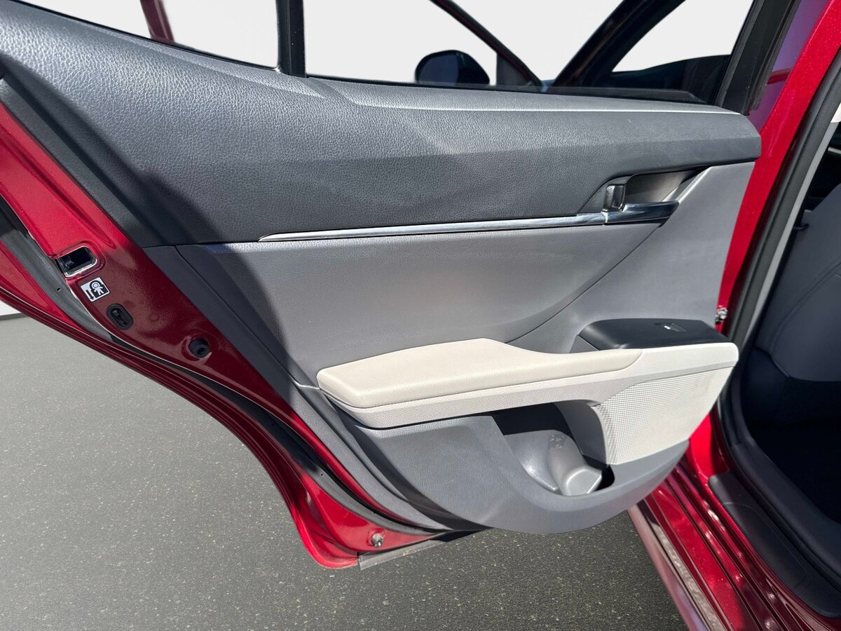 Used 2018 Toyota Camry SE w/ Moonroof Package FWD image 10