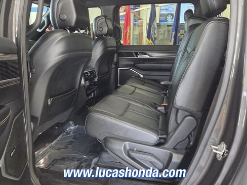 Used 2023 Jeep Wagoneer L Series II AWD/4WD image 8