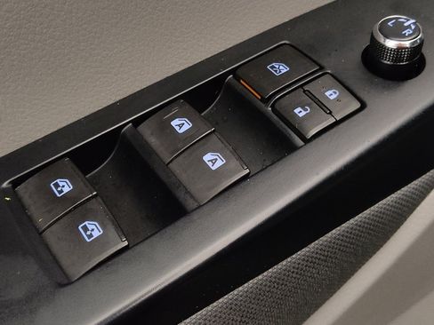 Used 2017 Toyota Highlander LE image 27