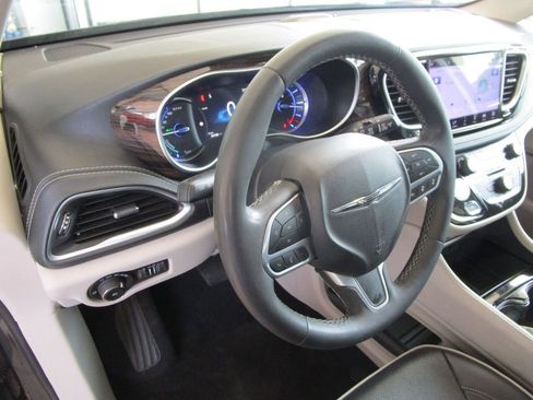 Used 2022 Chrysler Pacifica Limited image 26