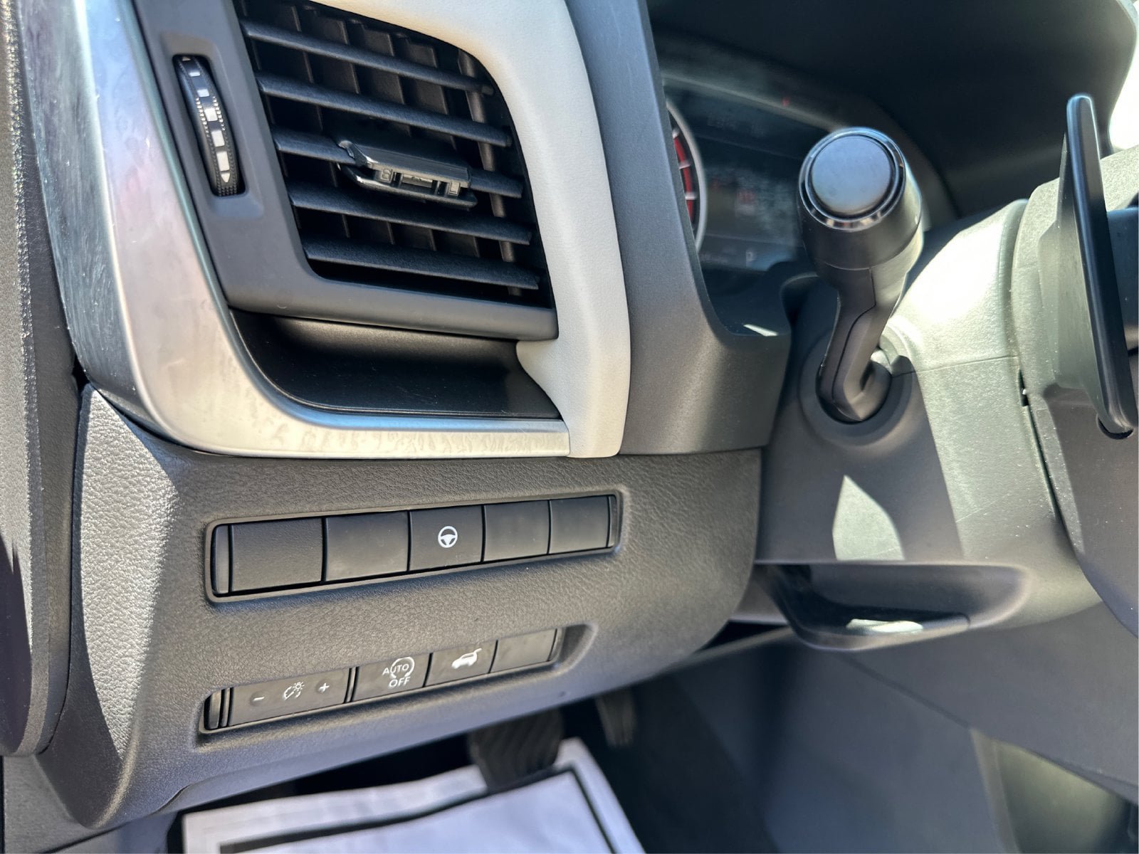 Used 2025 Nissan Rogue SV AWD/4WD image 19