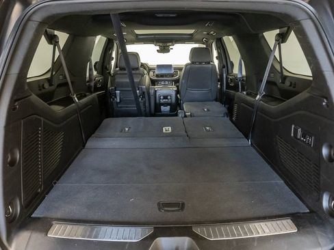 Used 2023 Chevrolet Suburban Premier image 36