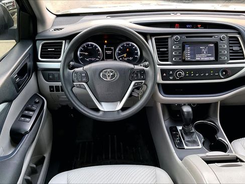 Used 2017 Toyota Highlander LE image 6