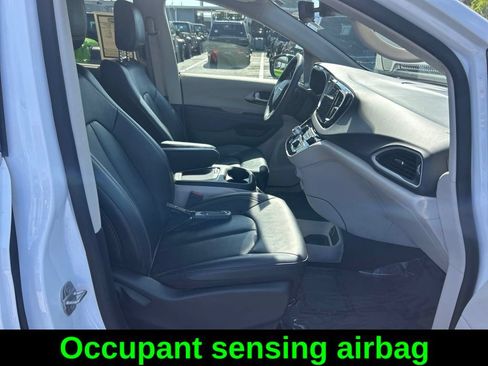 Certified 2024 Chrysler Pacifica Touring-L FWD image 17
