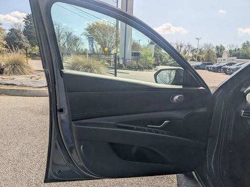 Used 2025 Hyundai Elantra SEL image 11