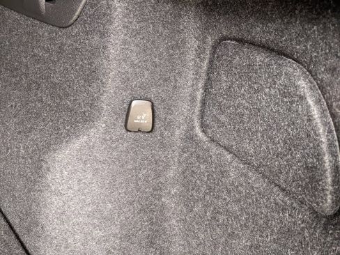 Certified 2025 Volvo XC40 B5 Plus image 28