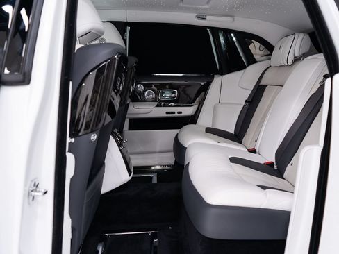 Used 2023 Rolls-Royce Phantom Sedan RWD image 26