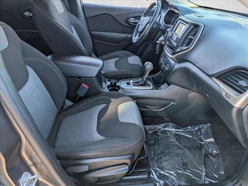 Used 2016 Jeep Cherokee Sport image 19