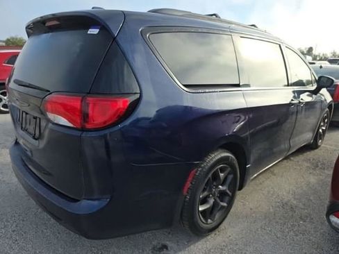 Used 2018 Chrysler Pacifica Touring-L Plus w/ Advanced Safetytec Group image 2