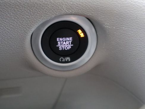 Used 2024 Chrysler Pacifica Touring-L FWD image 9