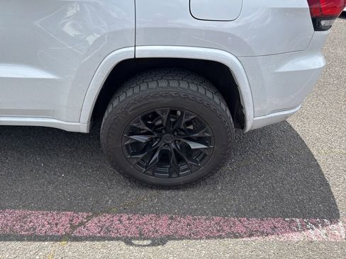 Used 2018 Jeep Grand Cherokee Altitude AWD/4WD image 6