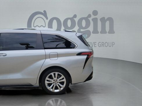 Used 2023 Toyota Sienna Platinum FWD image 32