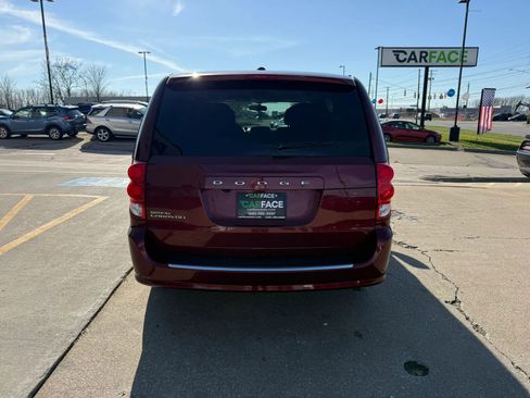 Used 2018 Dodge Grand Caravan SE w/ UConnect Hands-Free Group image 11