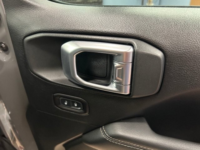 Used 2019 Jeep Wrangler Unlimited Sahara AWD/4WD image 9