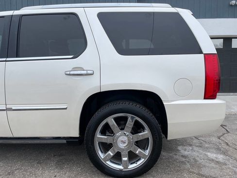 Used 2010 Cadillac Escalade Premium image 11