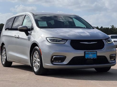 Used 2023 Chrysler Pacifica Touring-L FWD image 9