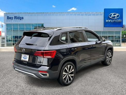 Used 2023 Volkswagen Taos SE w/ Panoramic Sunroof Package AWD/4WD image 2
