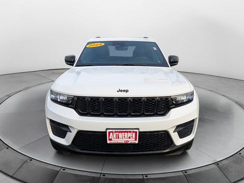 Used 2025 Jeep Grand Cherokee Altitude AWD/4WD image 8