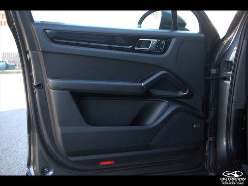 Used 2020 Porsche Cayenne E-Hybrid w/ Premium Plus Package image 31