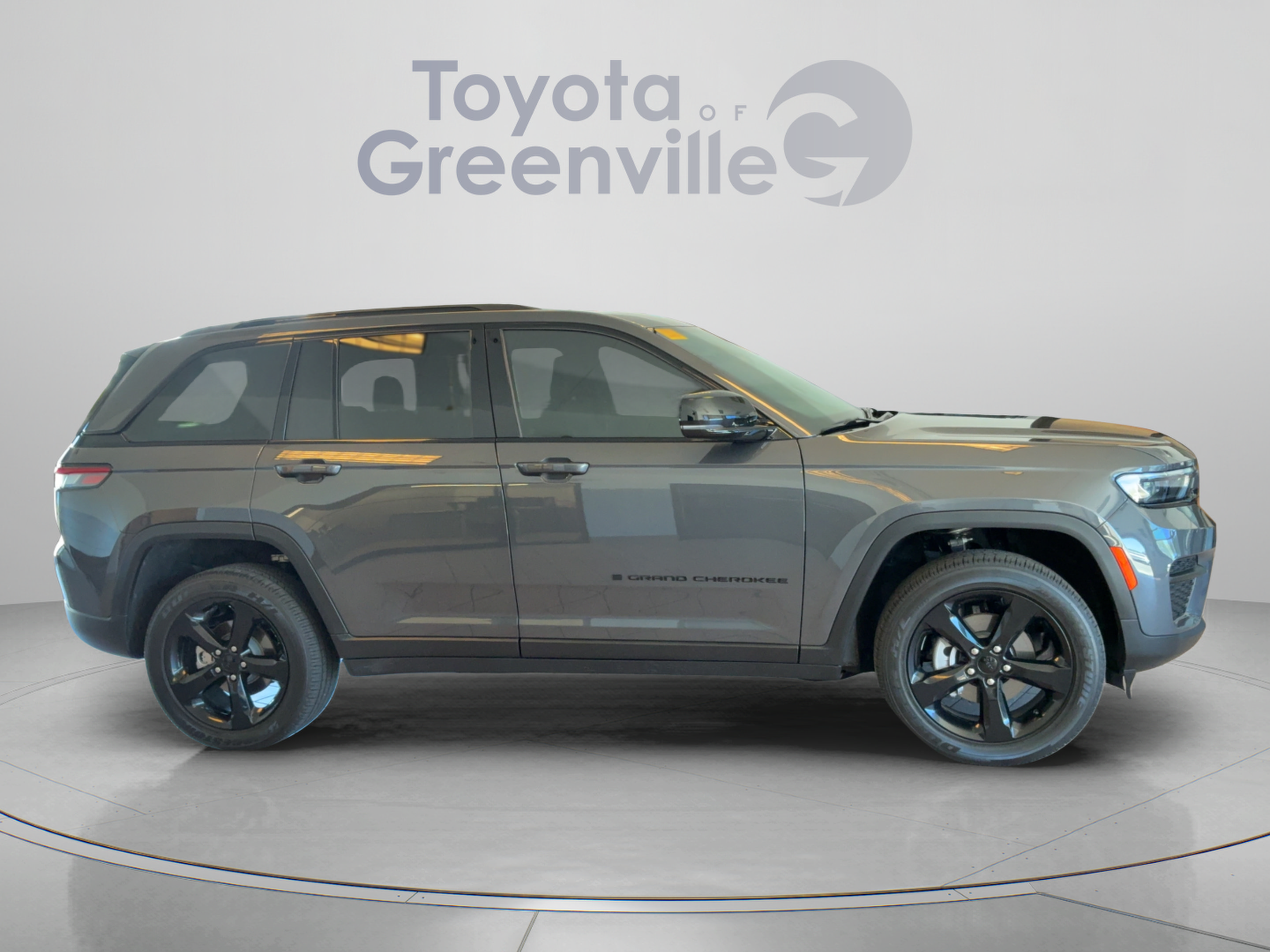 Used 2025 Jeep Grand Cherokee Altitude RWD image 7