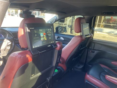 Used 2021 Chrysler Pacifica Touring w/ Uconnect Theater Family Group image 13