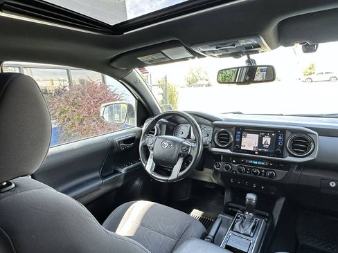 Used 2017 Toyota Tacoma TRD Off-Road AWD/4WD image 28